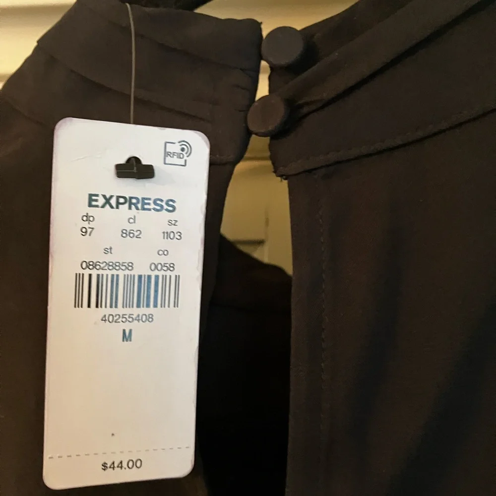 Express black Buttoned sleeveless Top medium nwt - Picture 3 of 4